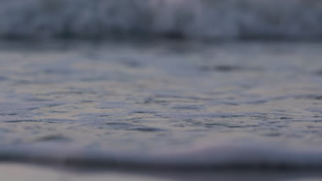 Meereswellen,-Die-Während-Des-Sonnenuntergangs-Am-Strand-Rauschen