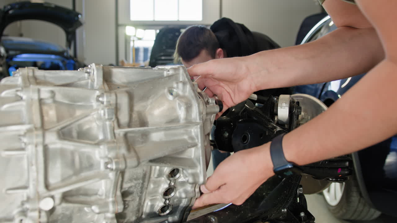 reparación de transmisiones de automóviles por mecánicos