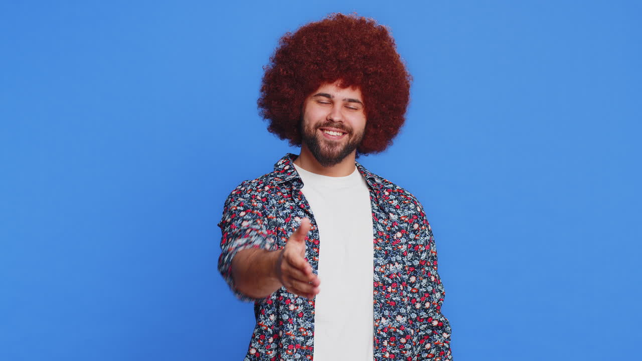 hombre caucásico extendiendo la mano a la cámara ofreciendo un apretón de manos saludando invitación de bienvenida