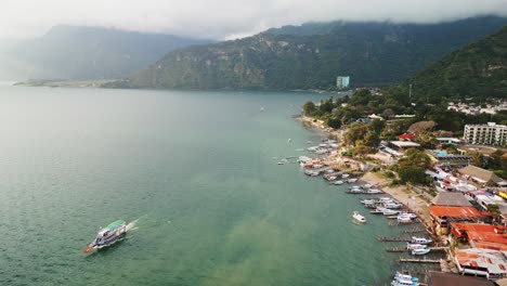 Luftaufnahme-Des-Docks-Von-Panajachel-Im-Atlitansee-In-Guatemala