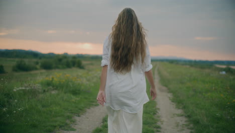 mujer sonriente caminando al aire libre