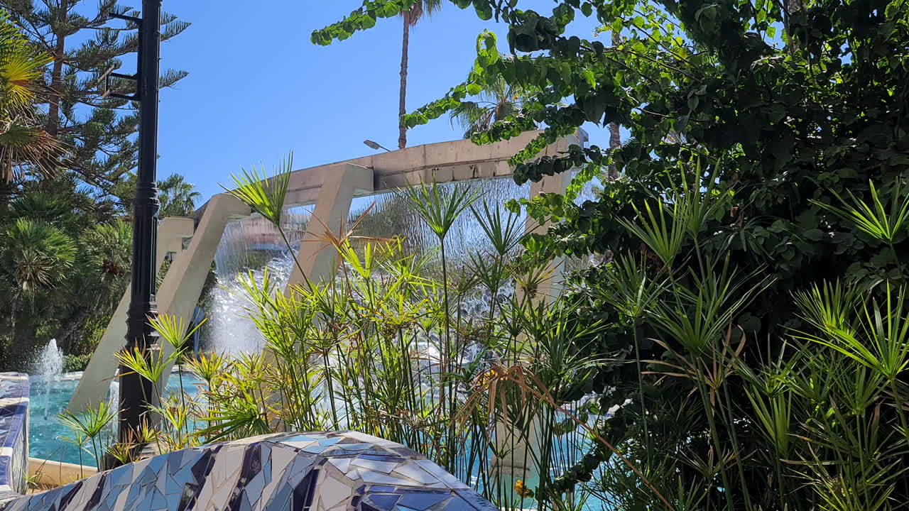 스페인 토레비예하 시내의 물 분수와 다채로운 벤치