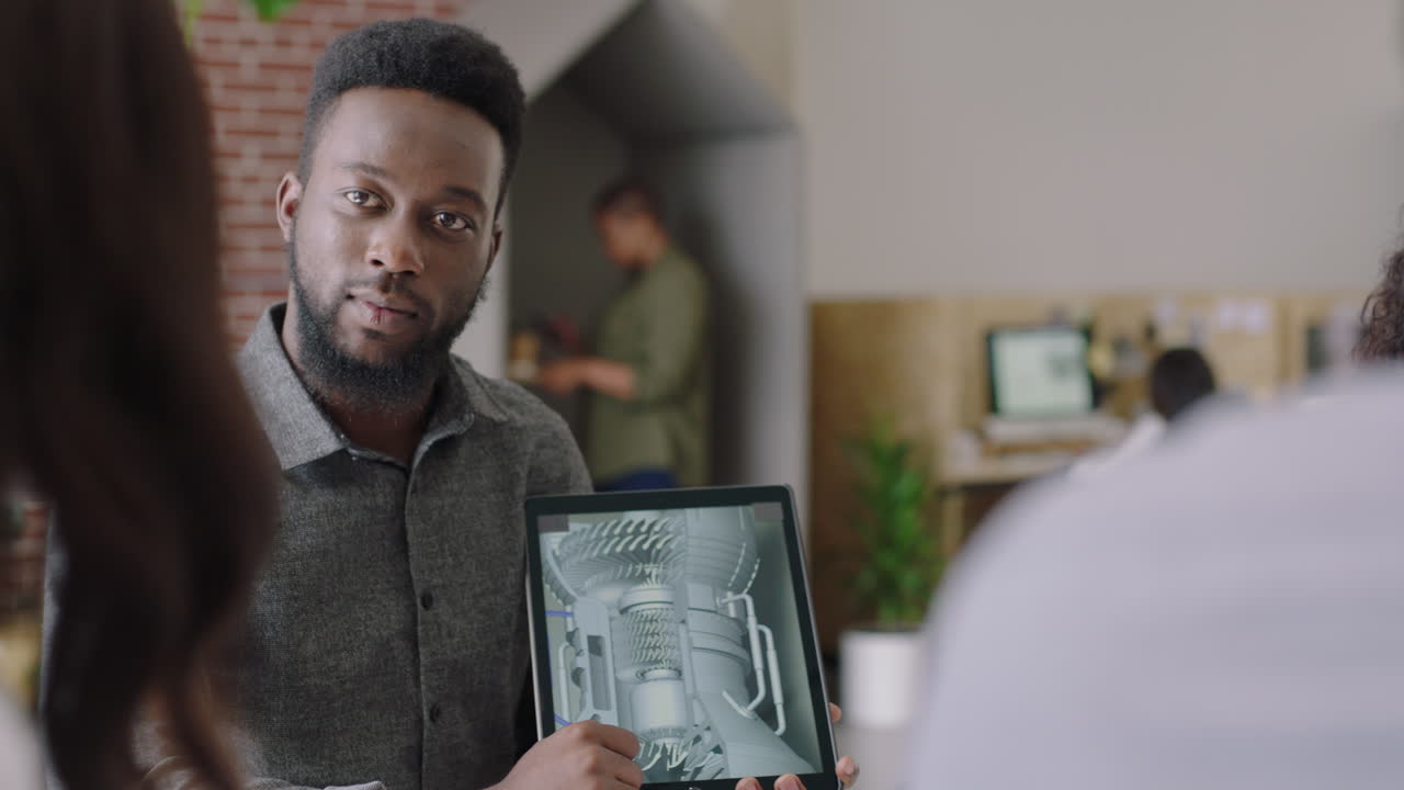 gente de negocios afroamericana ingenieros de lluvia de ideas diseñando un prototipo de turbina de motor usando computadora tablet tecnología 3d equipo creativo colaborando trabajo en equipo compartiendo ideas en una reunión de oficina