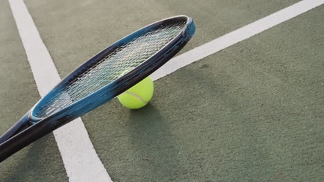 Video-Von-Tennisschläger-Und-Ball,-Die-Auf-Dem-Tennisplatz-Liegen