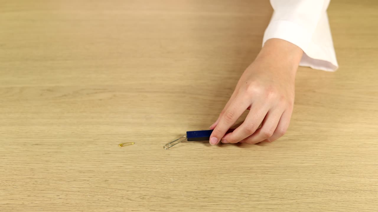 demostración secuencial del uso de un destornillador de precisión