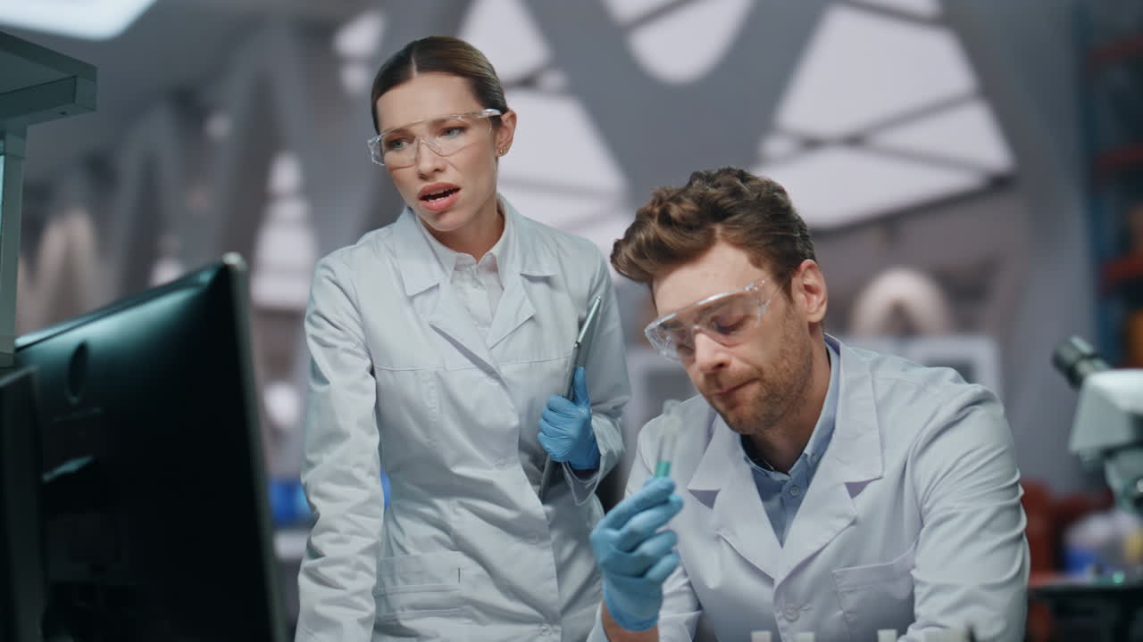 trabajadores médicos preocupados por la investigación del tratamiento de enfermedades en laboratorios modernos de cerca