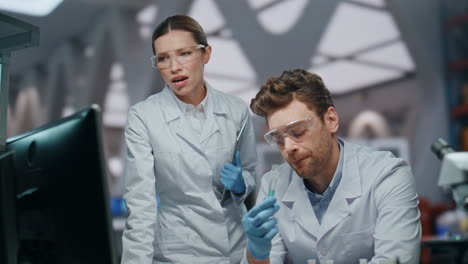 trabajadores médicos preocupados por la investigación del tratamiento de enfermedades en laboratorios modernos de cerca