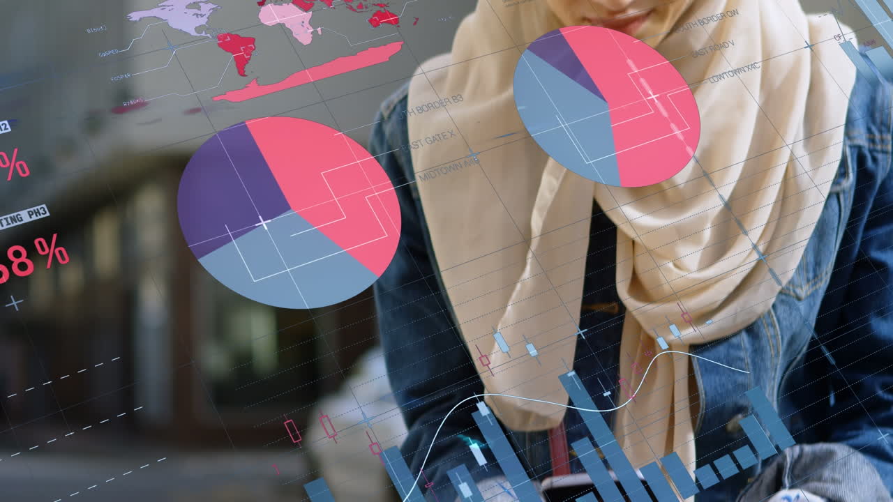 animación del procesamiento de datos sobre una mujer biracial usando un teléfono inteligente