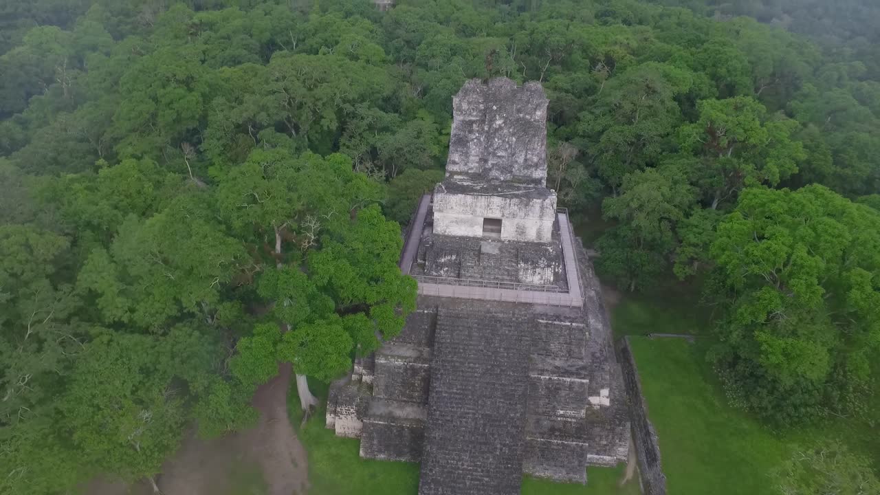 antiguo templo maya vista aérea