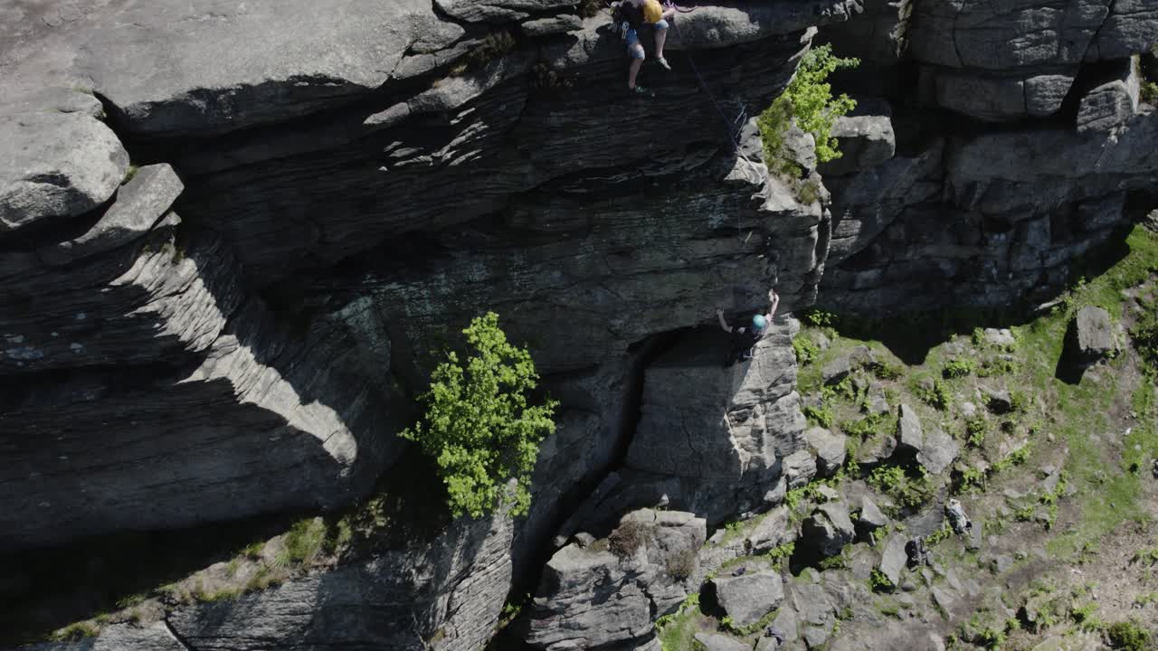 영국 더비셔주 뱀포드 에지 피크 디스트릭트 국립공원에서 암벽 등반 - 드론 샷