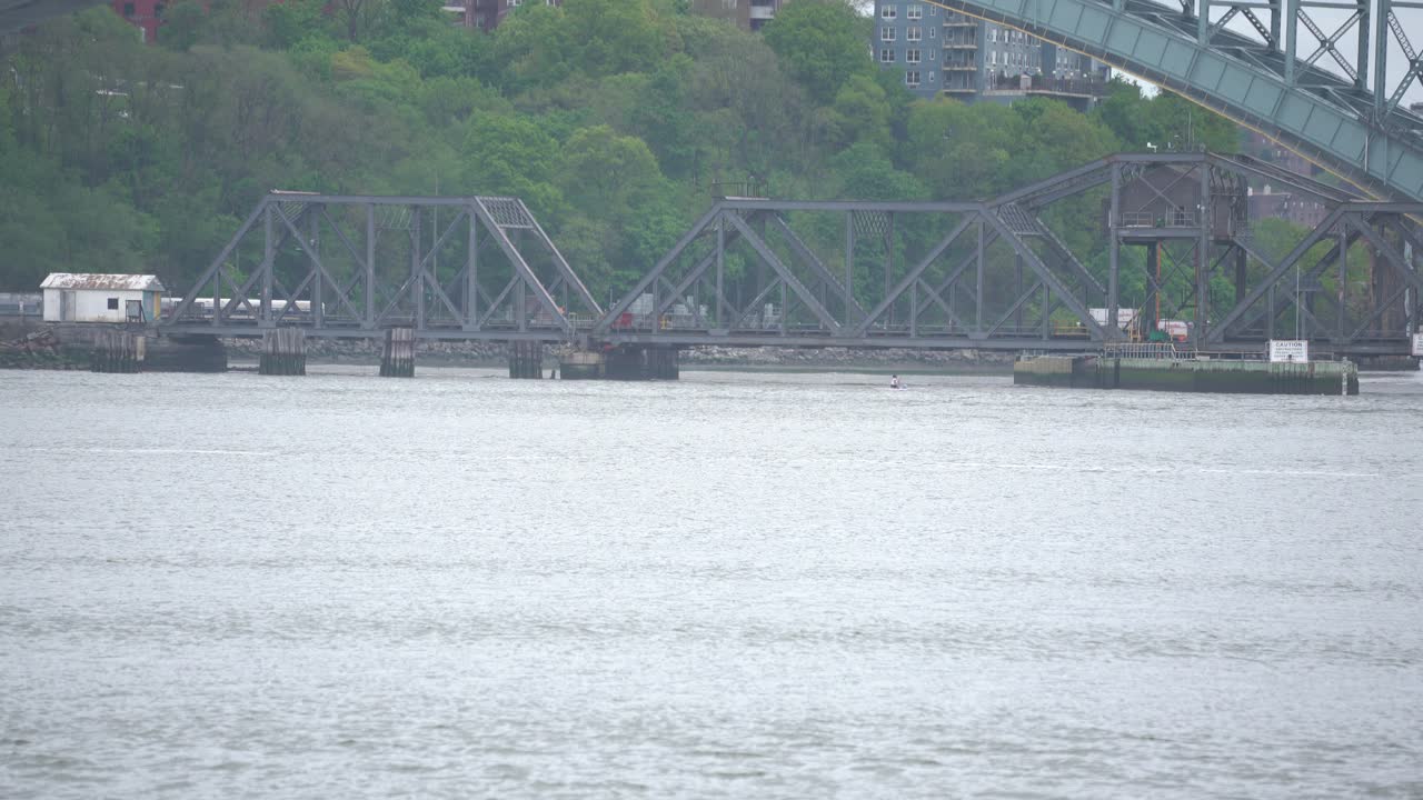 다리를 가로지르는 기차 -4k