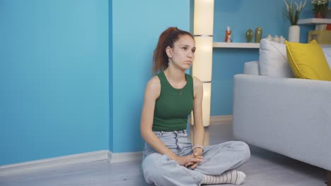 estresante y tenso sentado junto a la pared.