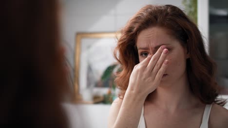 Mujer-Caucásica-Con-Gran-Dolor-De-Cabeza-Parada-En-El-Baño.