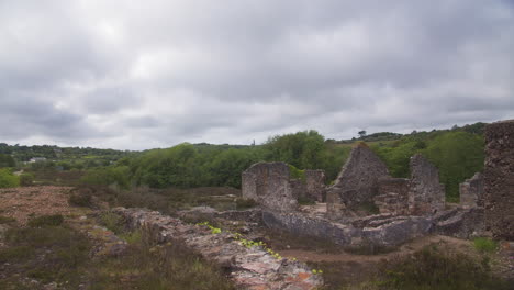 Poldice-Mine-Ruinen-Im-Tal-Unter-Bewölktem-Himmel-In-Cornwall,-England-Uk