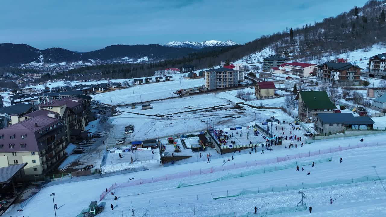 una vista aérea de un paisaje urbano nevado, con edificios y calles cubiertas de una gruesa capa de nieve