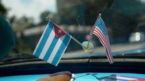 banderas de cuba y los ee.uu. en un coche de época