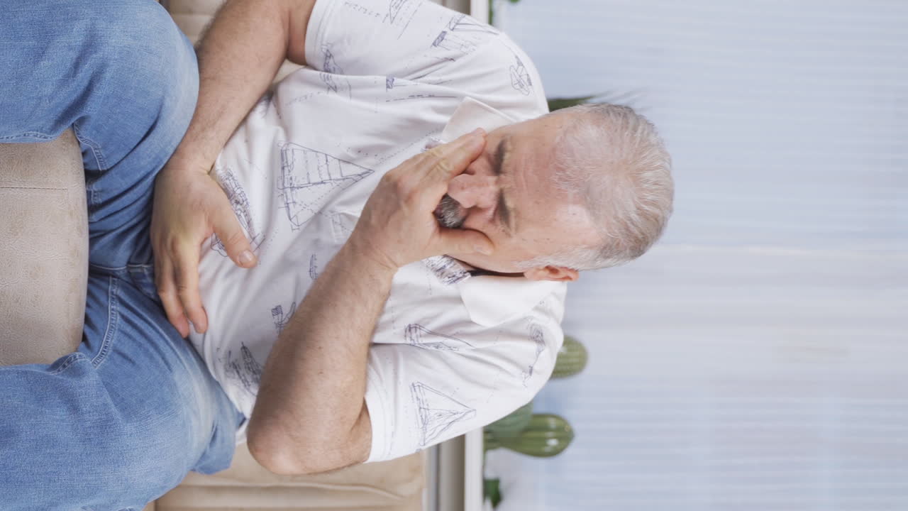 video vertical de un anciano con náuseas.