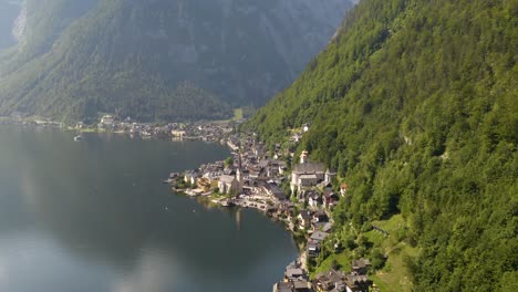 alta vista aérea de hallstatt, austria en una hermosa tarde de verano