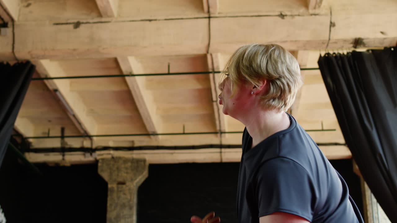 женщины танцуют в помещении.