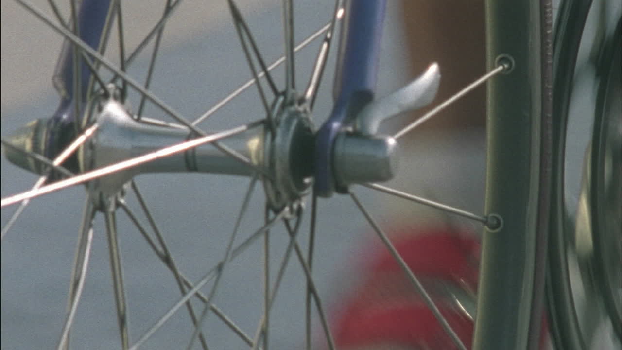 운동 자전거에서 운동하는 남자