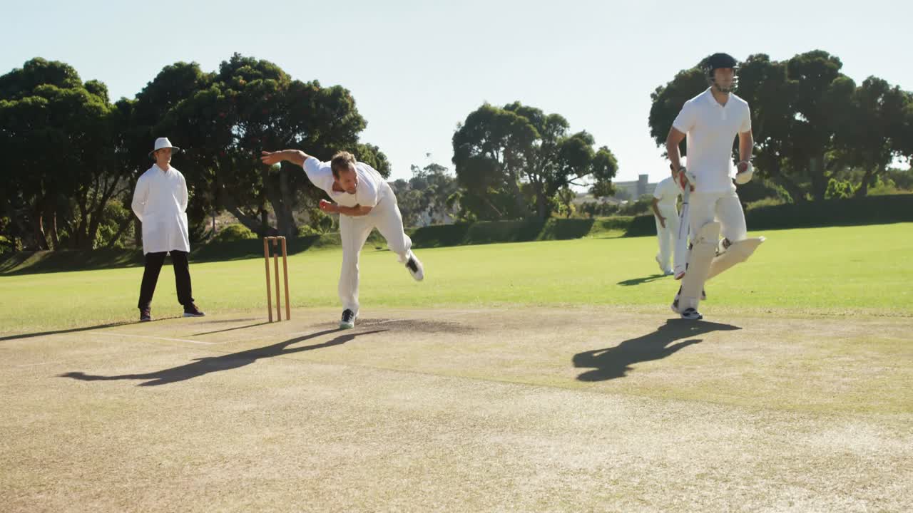 크리켓 경기 도중 공을 던지는 볼러