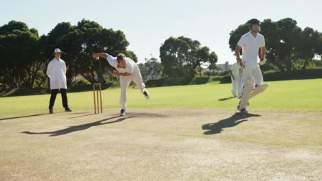 Bowler-Liefert-Ball-Während-Eines-Cricketspiels