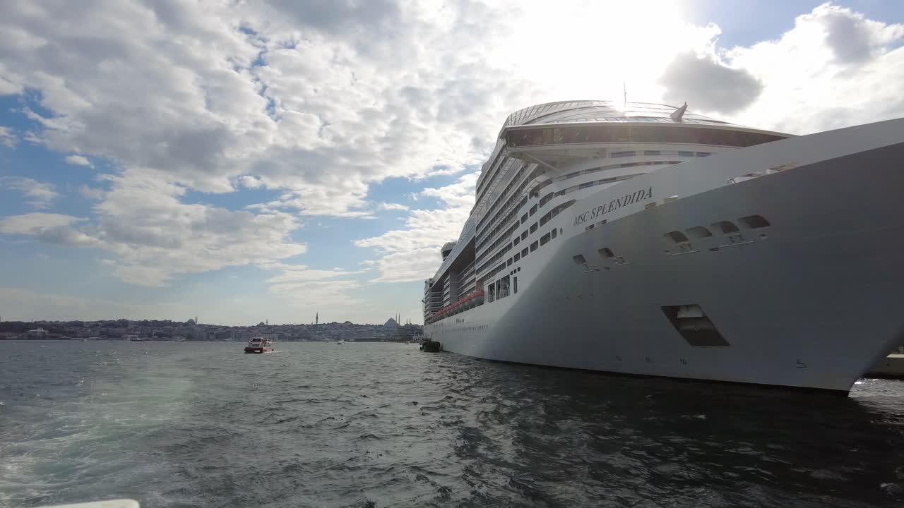 이스탄불 항구 에 있는 크루즈 선박
