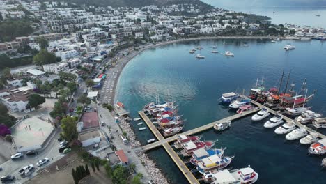 tomada de avión no tripulado de bodrum marina con barcos estacionados en la riviera turca