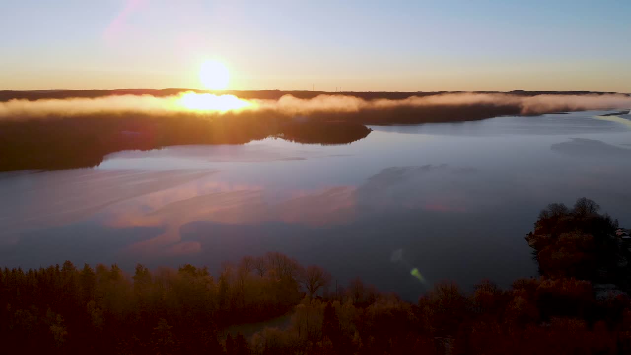 스웨덴의 북유럽 강 시골의 아름다운 그림 같은 풍경 - 공중