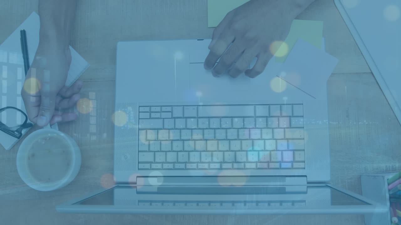 사무실에서 노트북을 사용하여 손 위의 도로의 애니메이션