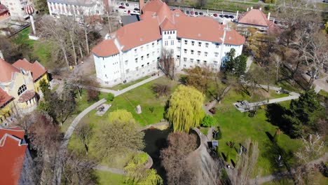 Drohnenaufnahme-Aus-Der-Luft,-Die-Mit-Studenten-über-Den-Campus-Der-Universität-Oradea-Schwenkt