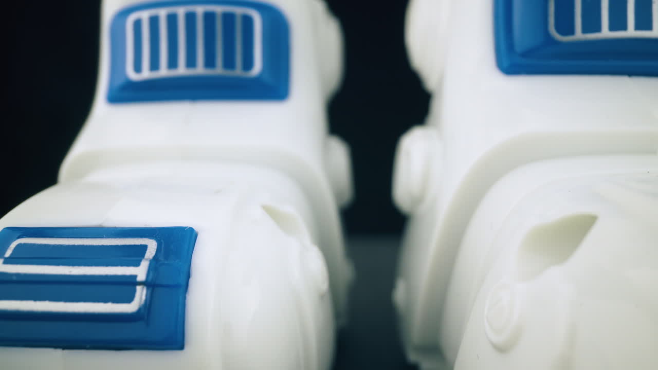 어두운 방에서 재미있는  ⁇ 색 플라스틱 로 ⁇ 의 다리