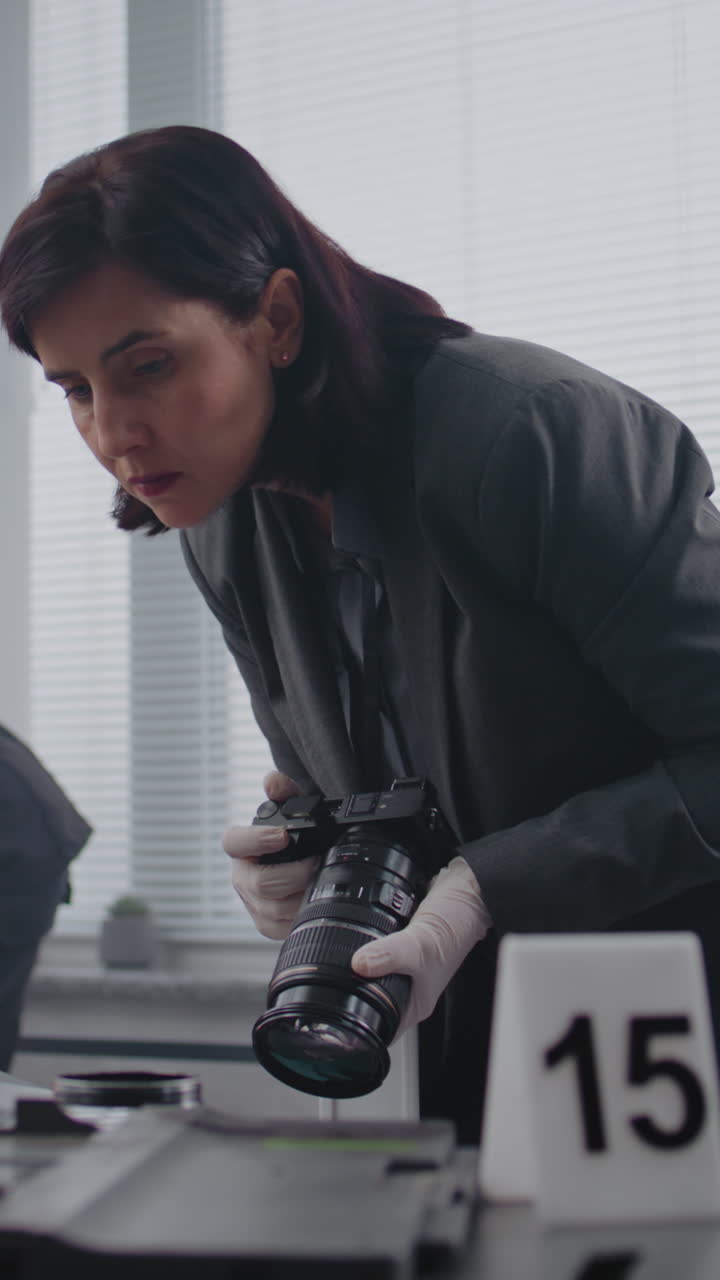 investigador de la escena del crimen fotografiando pruebas