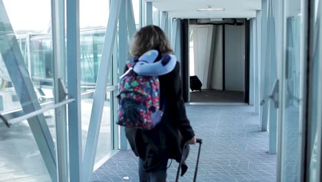 여자는 공항 터미널에서 짐을 운반