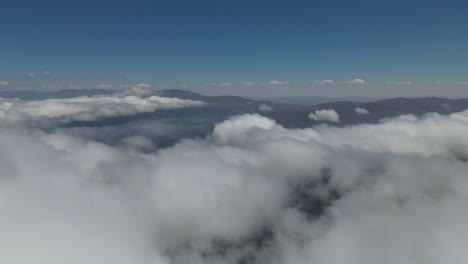 Vista-De-Drones-A-Través-Del-Cielo-Nublado,-El-Clima-Es-Claro-Y-Soleado