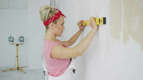 Woman-using-spirit-level-