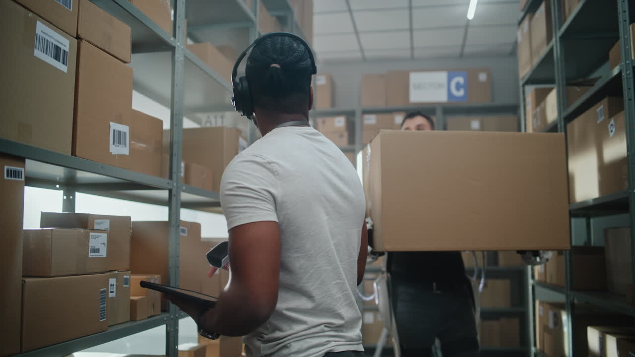 trabajadores de almacenes y robots