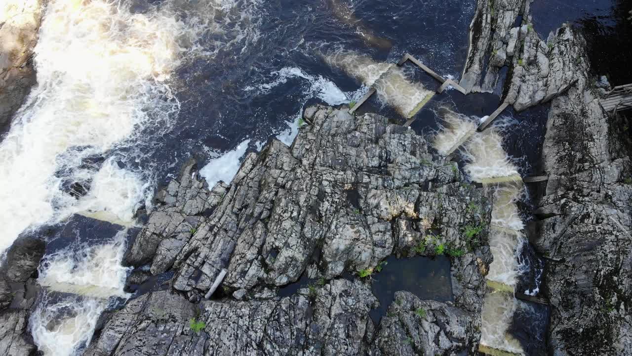 연어 사다리가 있는 아름다운 스웨덴 풍경