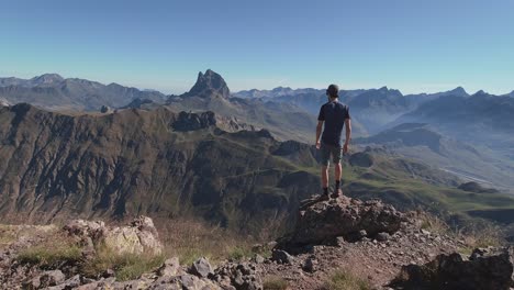 Junger-Wanderer,-Der-Am-Rand-Des-Anayet-gipfels-Steht-Und-Die-Aussicht-Auf-Die-Französischen-Pyrenäen-Und-Den-Midi-D-Ossau-gipfel-Genießt