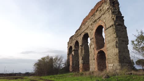 Detail-Eines-Aquädukts-Aus-Dem-Antiken-Rom-Im-Parco-Degli-Acquedotti-In-Den-Außenbezirken-Der-Hauptstadt-Italiens,-Dolly-Und-Leichte-Schwenkbewegung