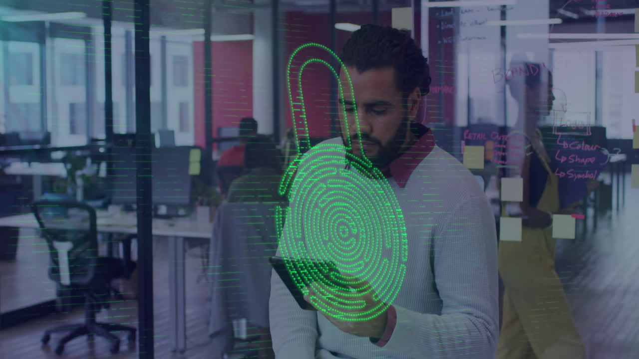 animación del icono del candado de seguridad sobre un hombre biracial usando una tableta digital y sonriendo en la oficina