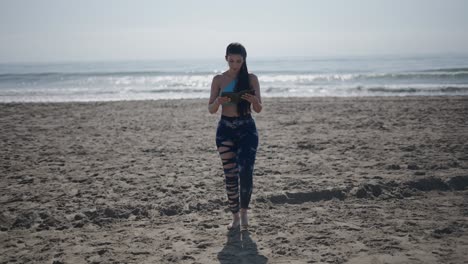 mujer caminando en la playa