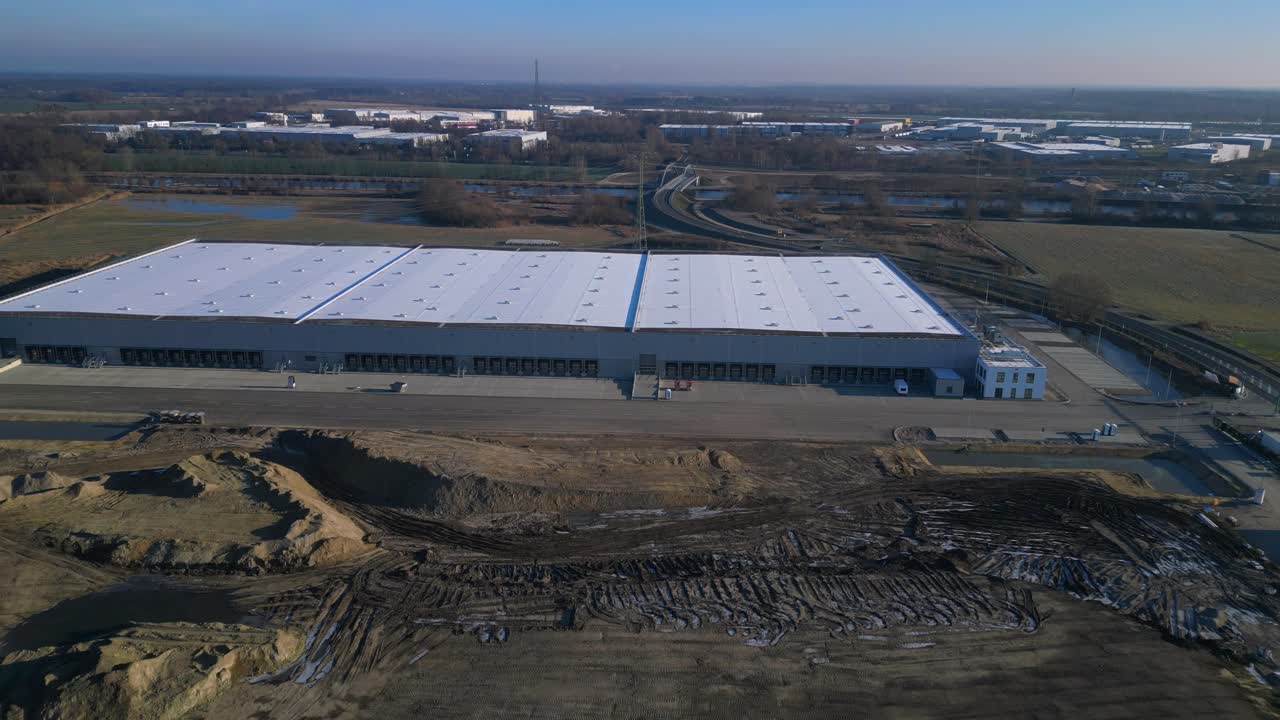 Nuovi robot mobili completamente automatizzati in un grande e moderno centro di logistica distributiva con molte baie di carico. Ottima panoramica aerea con drone