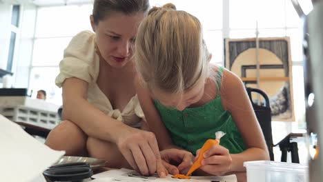madre e hija en una clase de arte