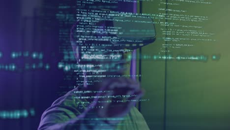animación del procesamiento de datos sobre un hombre afroamericano trabajando en una computadora portátil en la sala del servidor