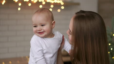 Cámara-Lenta-De-Madre-Y-Bebé.-Familia-Feliz.-Mamá-Con-Su-Hijo-Sonriendo-Y-Riendo-En-Casa.