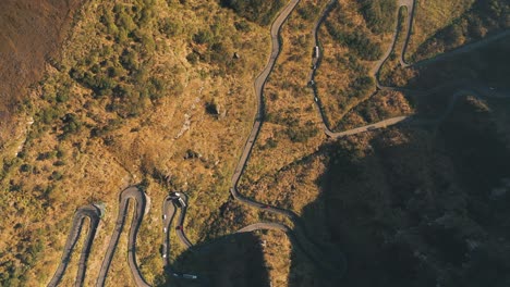 hermosa vista aérea de arriba hacia abajo de la salida del sol serra do rio do rastro en bom jardim da serra, brasil