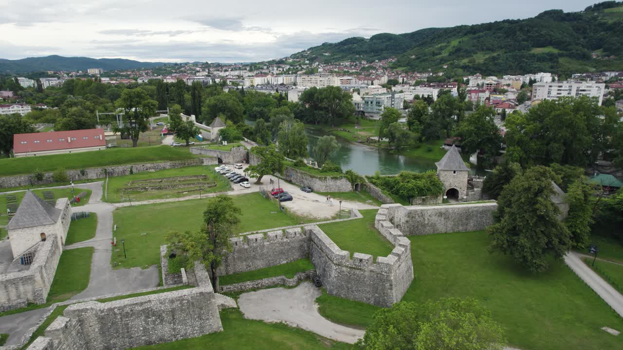 la fortaleza medieval de kastel en banja luka, bosnia y herzegovina, vista desde el aire de lado