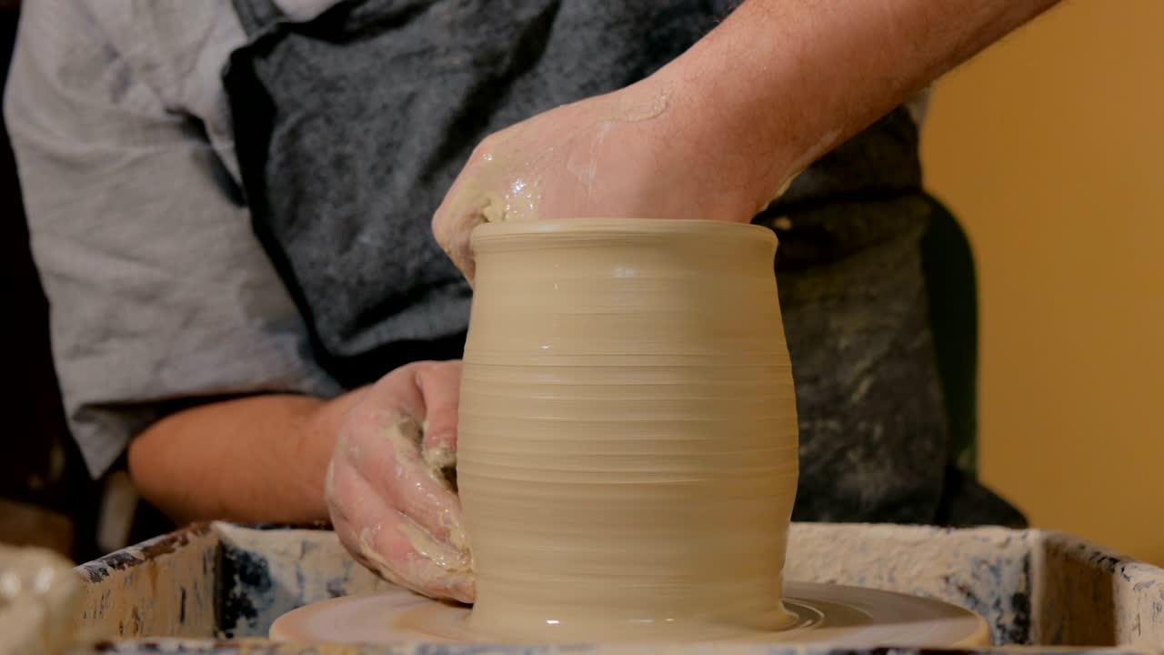 직업 도자기 도자기 작업실에서 도자기를 형성하는 전문 도자기