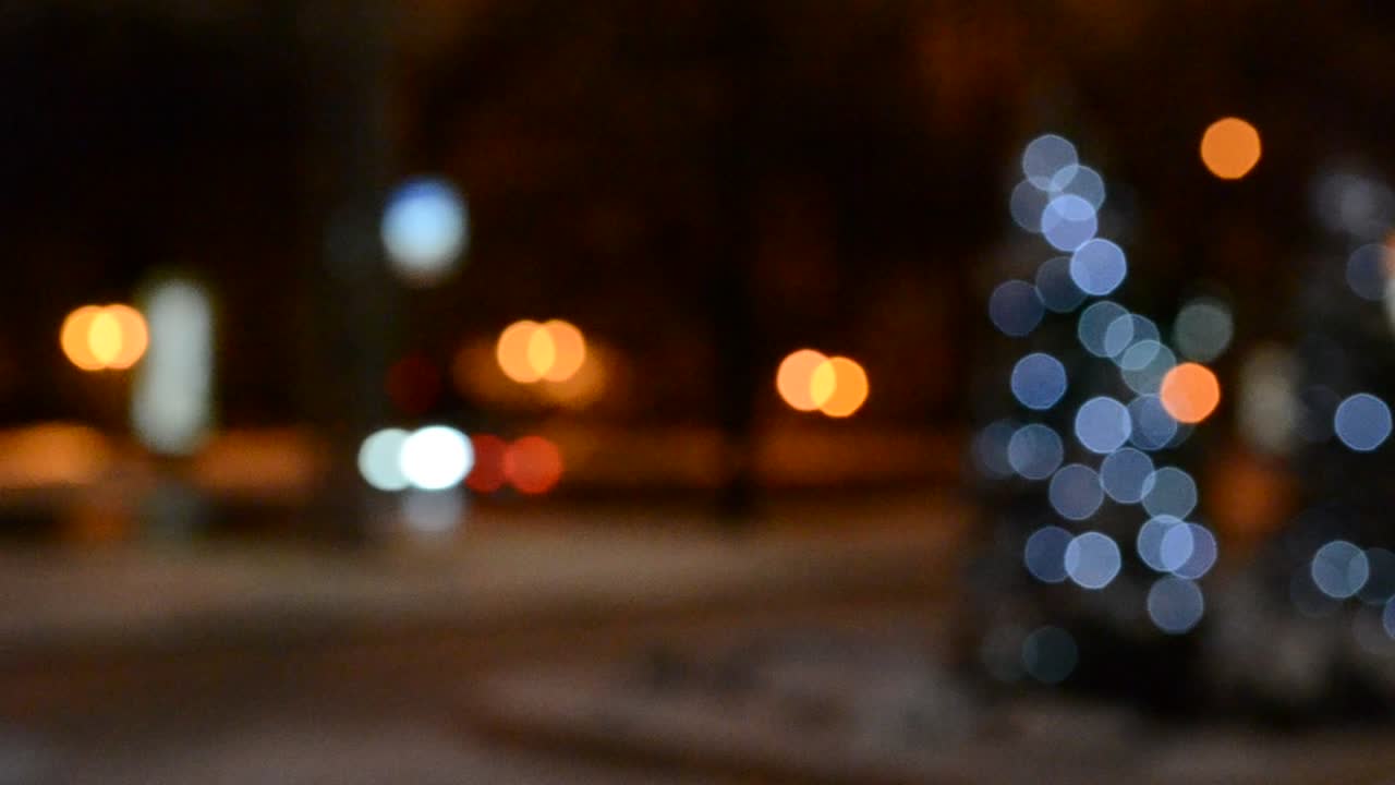 Luci sfocate di una strada di notte